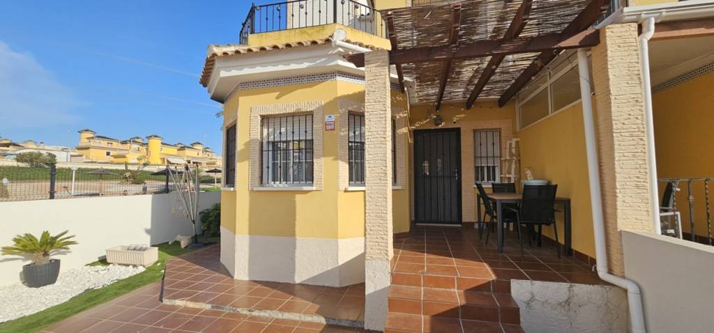 Front facade of 3-bedroom villa in Lo Crispin, Algorfa, showing entrance and upper balcony
