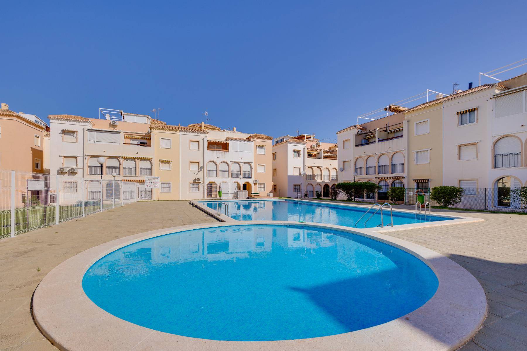 Exterior side view of bungalow building, El Acequión, Torrevieja