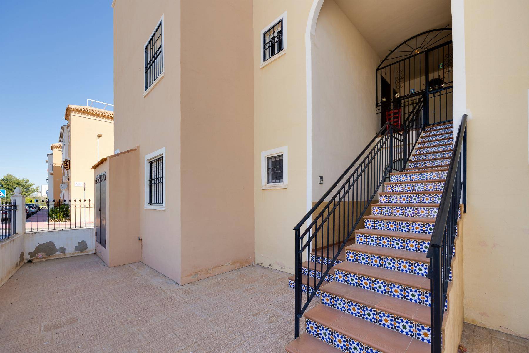 Landscaped communal grounds with plants and paths, El Acequión