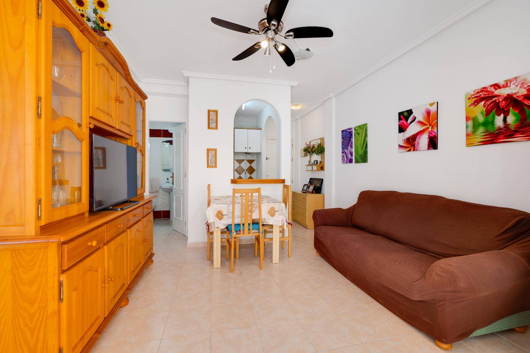 Open-plan kitchen and dining area in ground-floor bungalow, El Acequión