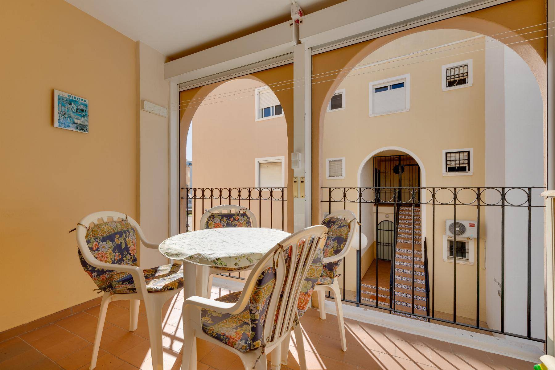 South-facing terrace with outdoor seating, ground-floor bungalow, El Acequión