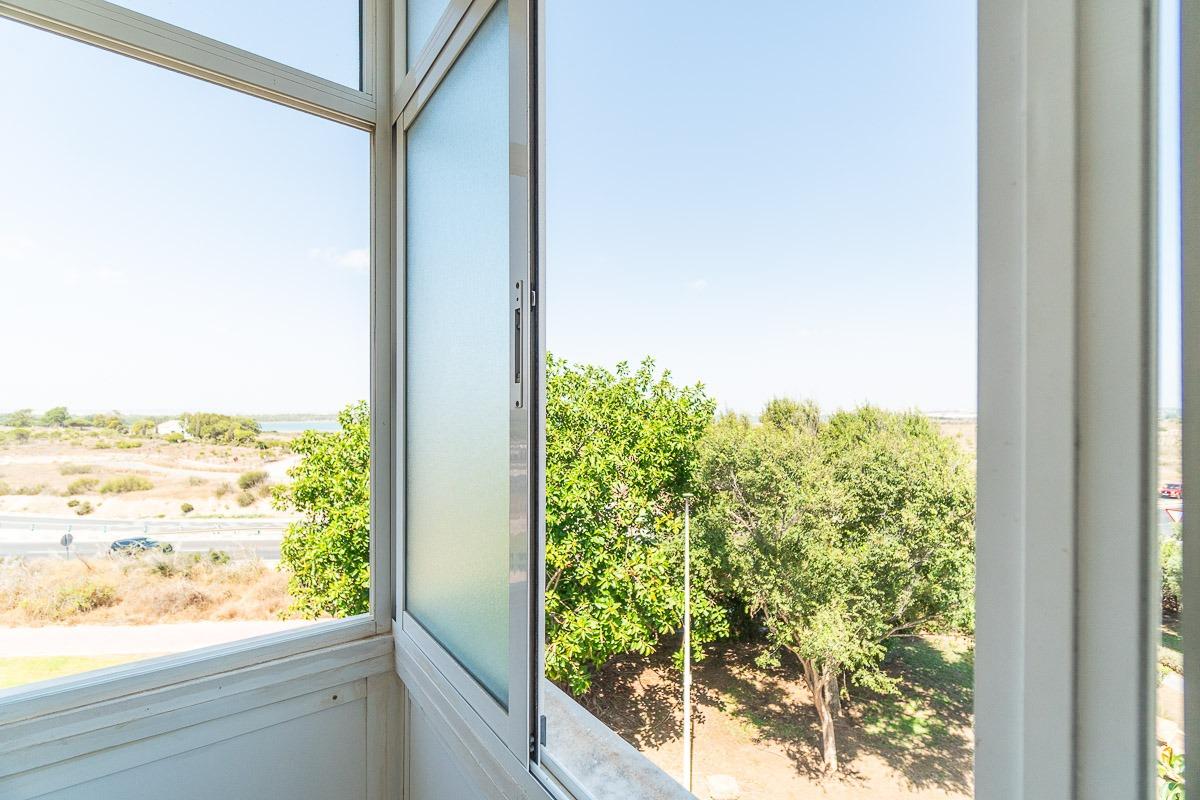 Bathroom showing shower and fittings, 1-bedroom apartment, La Mata Pueblo, Torrevieja