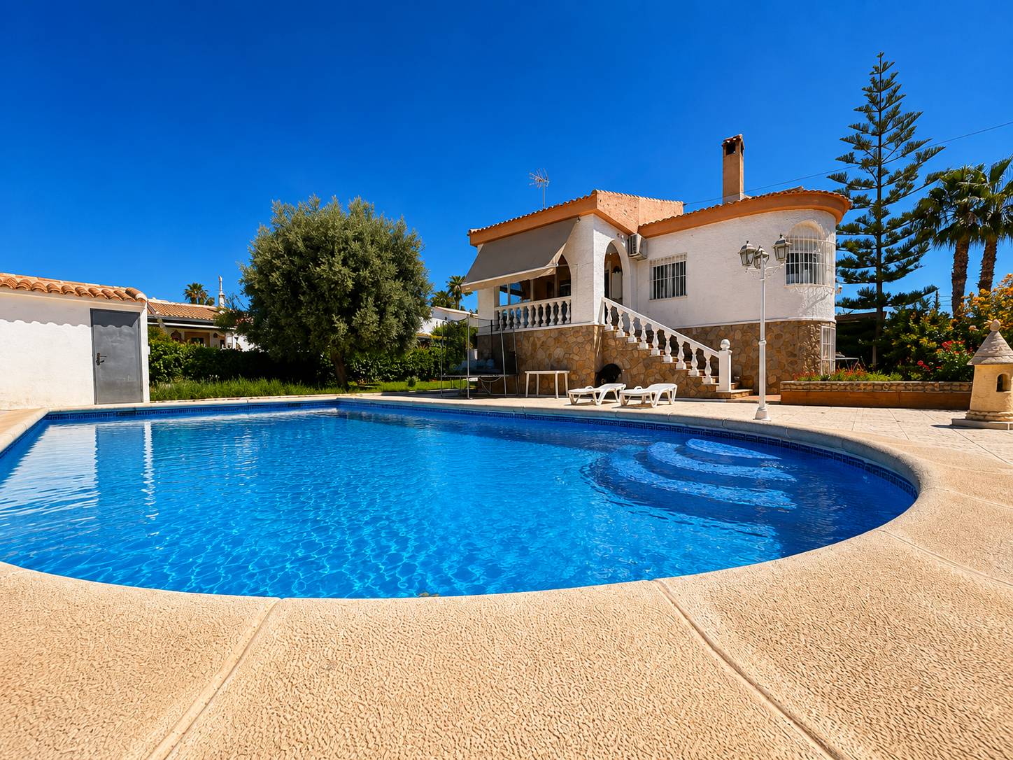 Outdoor dining area on terrace, villa in La Siesta, Torrevieja