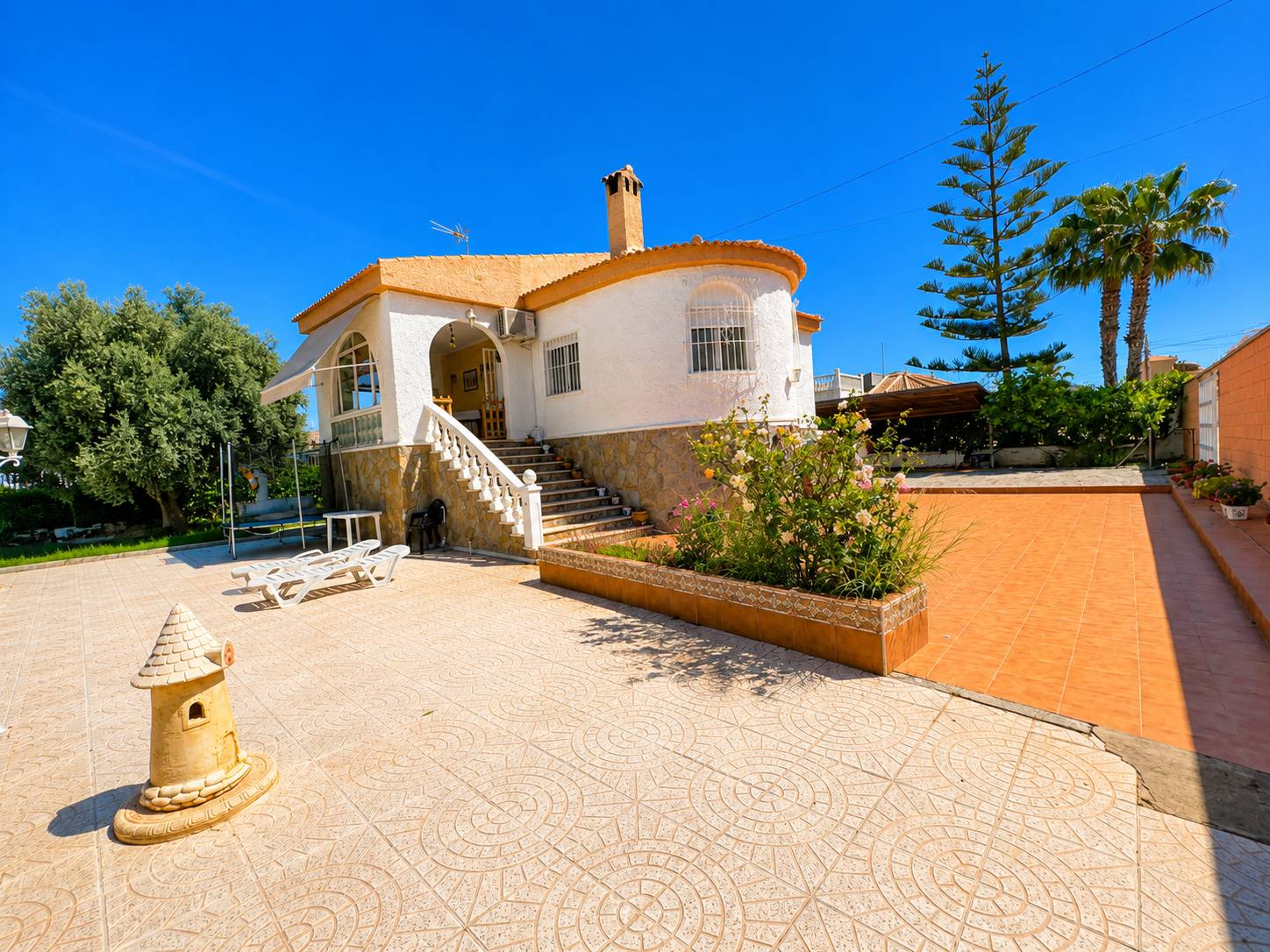 External view of villa entrance, La Siesta, Torrevieja