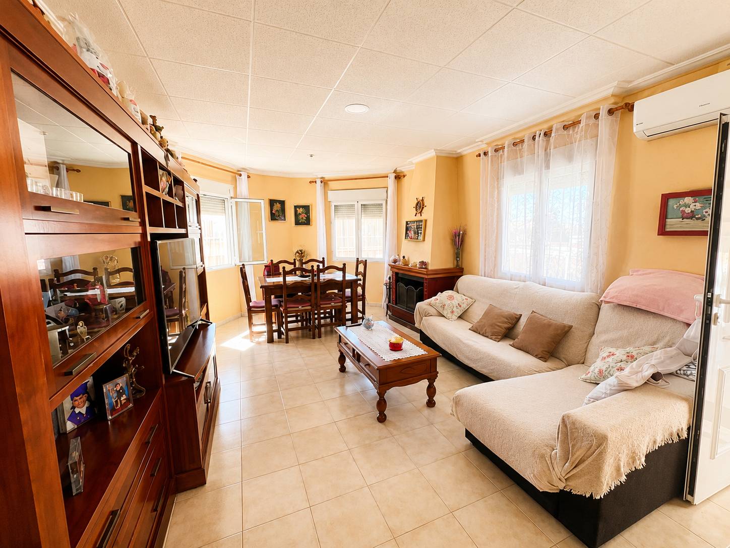 Living room in 5-bedroom villa, La Siesta, Torrevieja