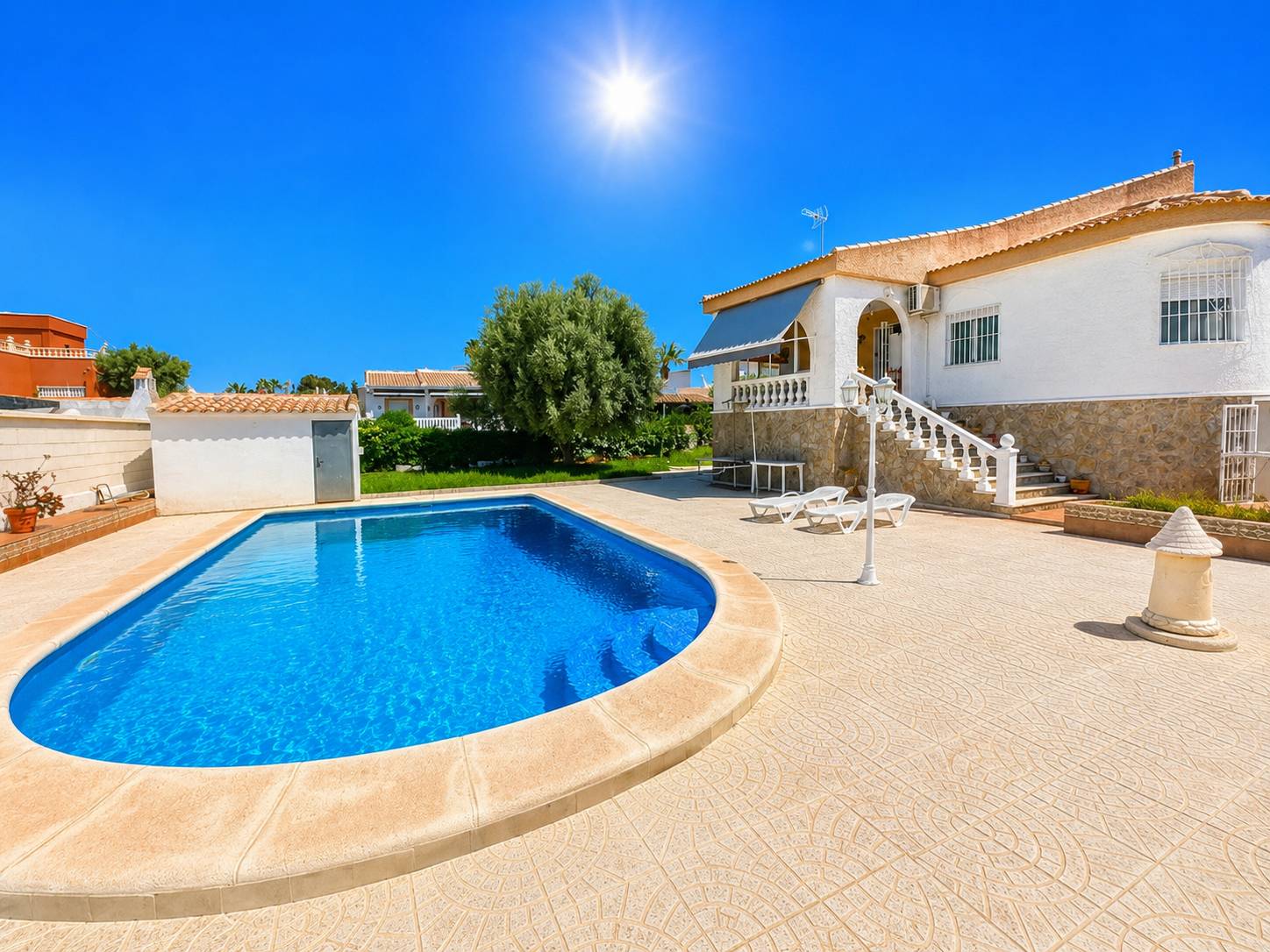 Private garage exterior, detached villa in La Siesta, Torrevieja
