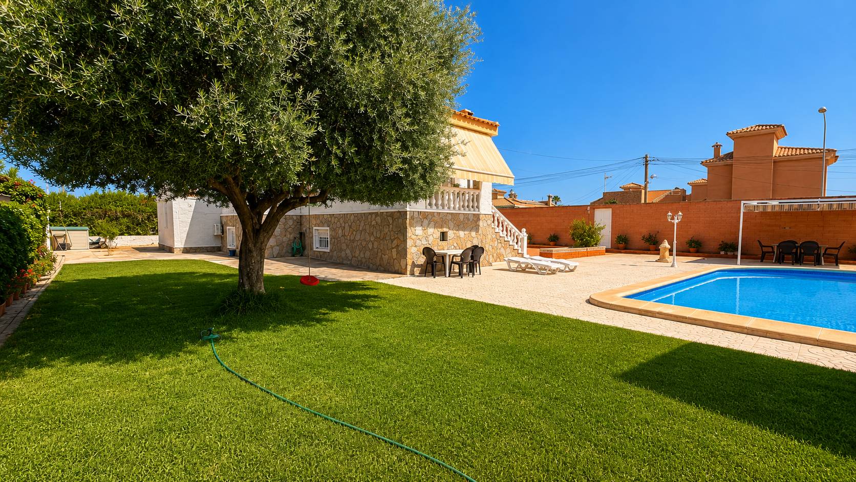 Garden boundary and plot perimeter, detached villa in La Siesta