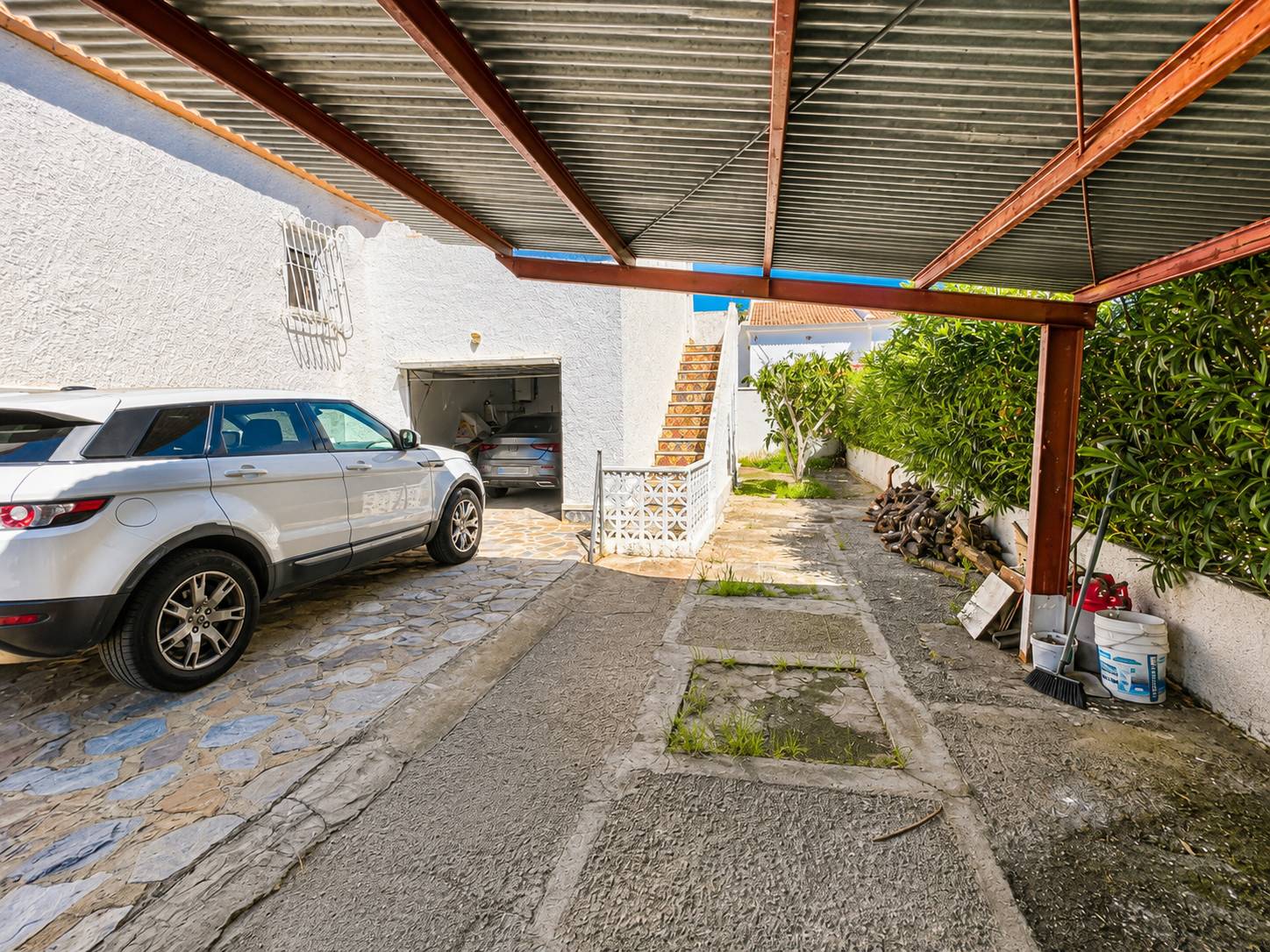 Outdoor dining area on terrace, villa in La Siesta, Torrevieja