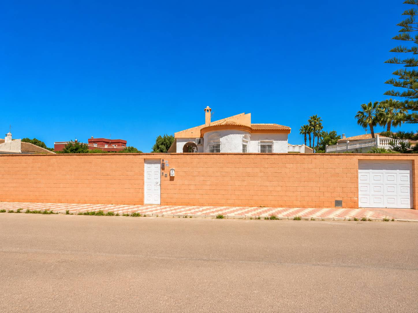Aerial or wide view of villa and 1,000m2 plot in La Siesta, Torrevieja