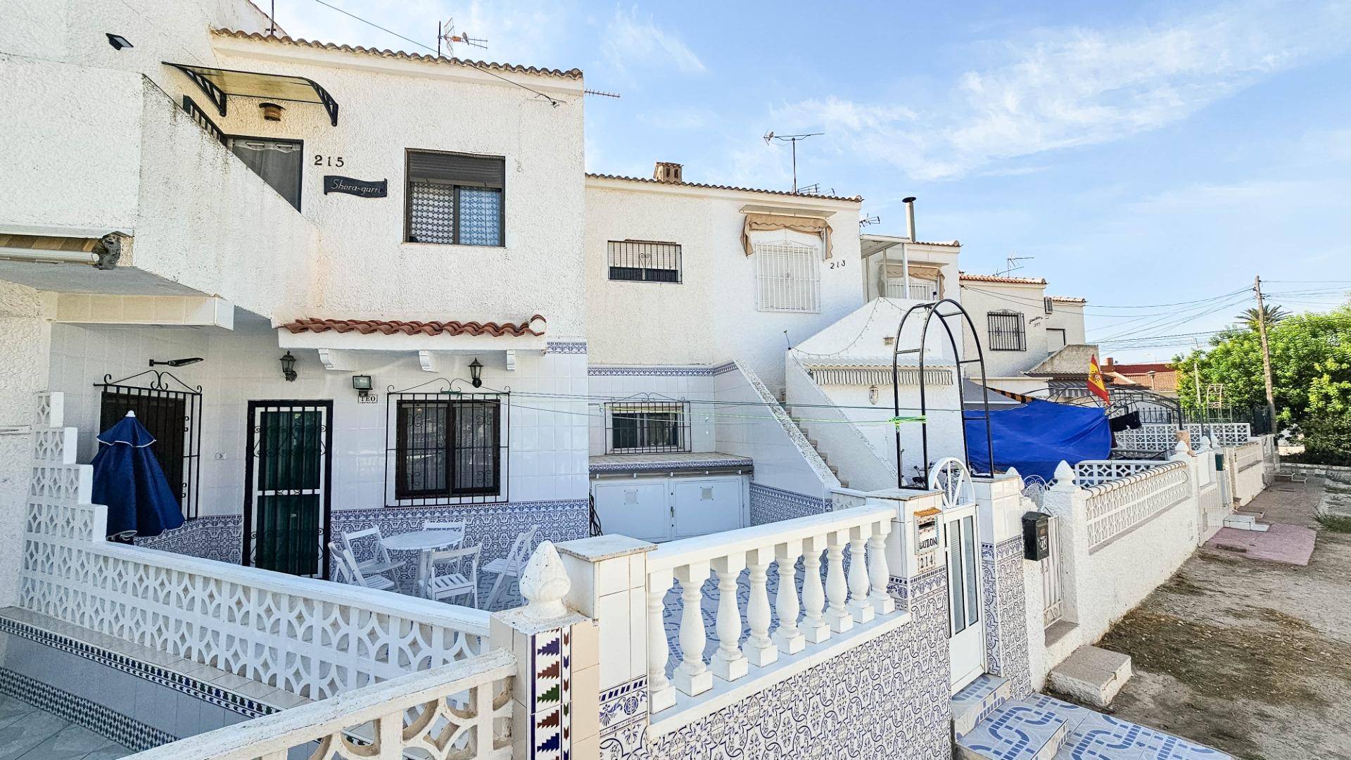 Bungalow for sale in Torretas, Torrevieja - exterior view of ground-floor property with garden