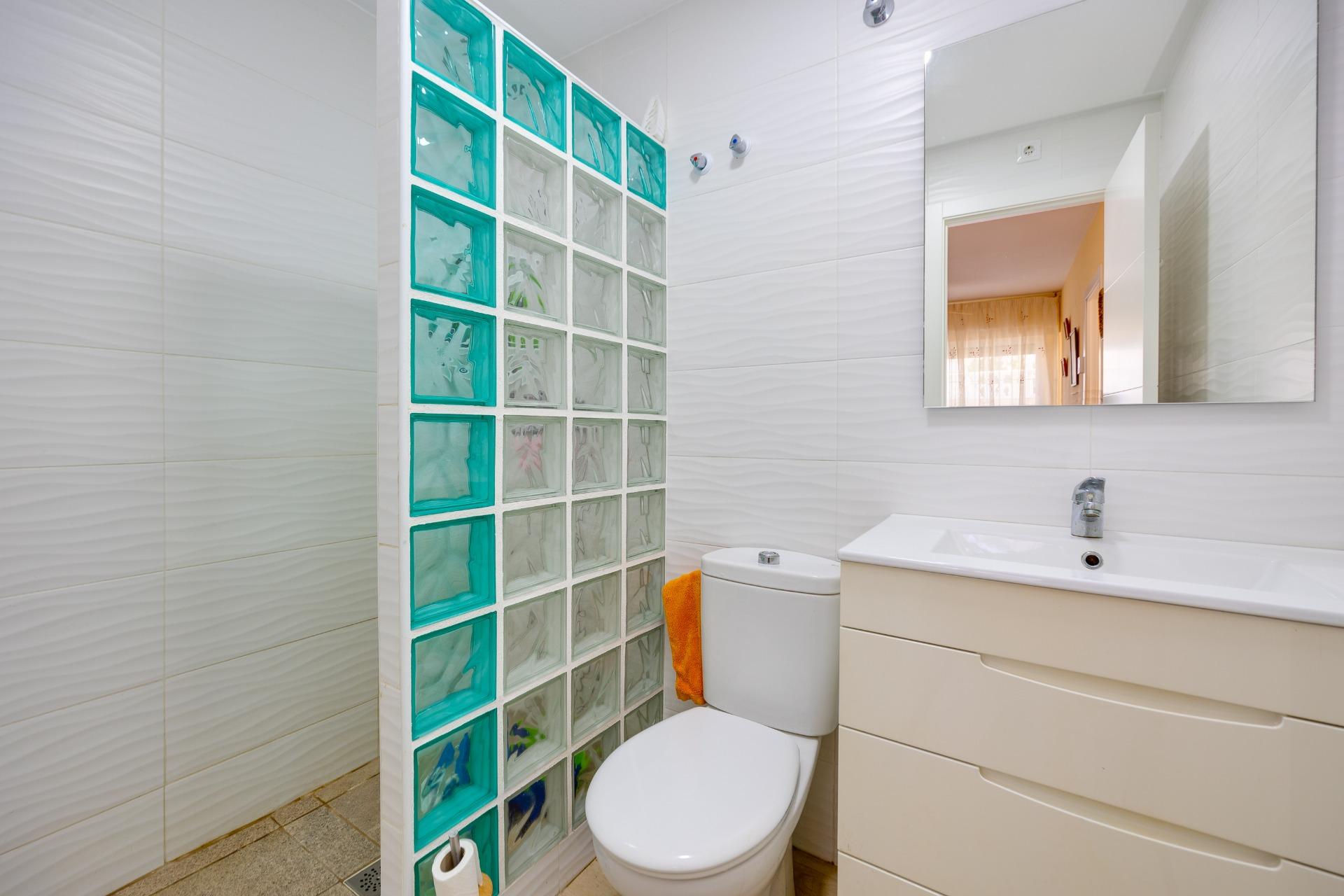 Bathroom in ground-floor townhouse, Los Altos, Torrevieja