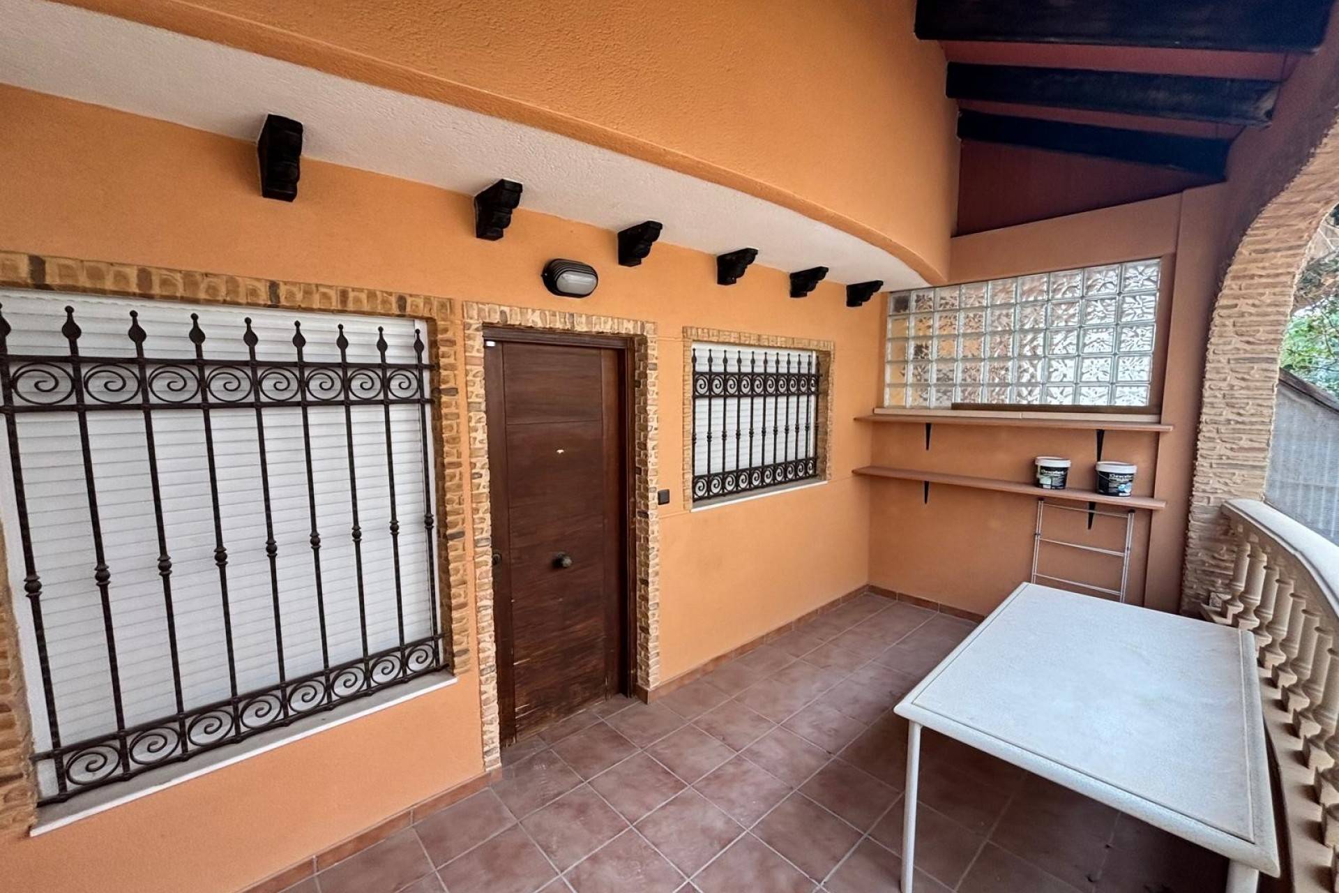 Solarium area with open sky above, villa in El Edén