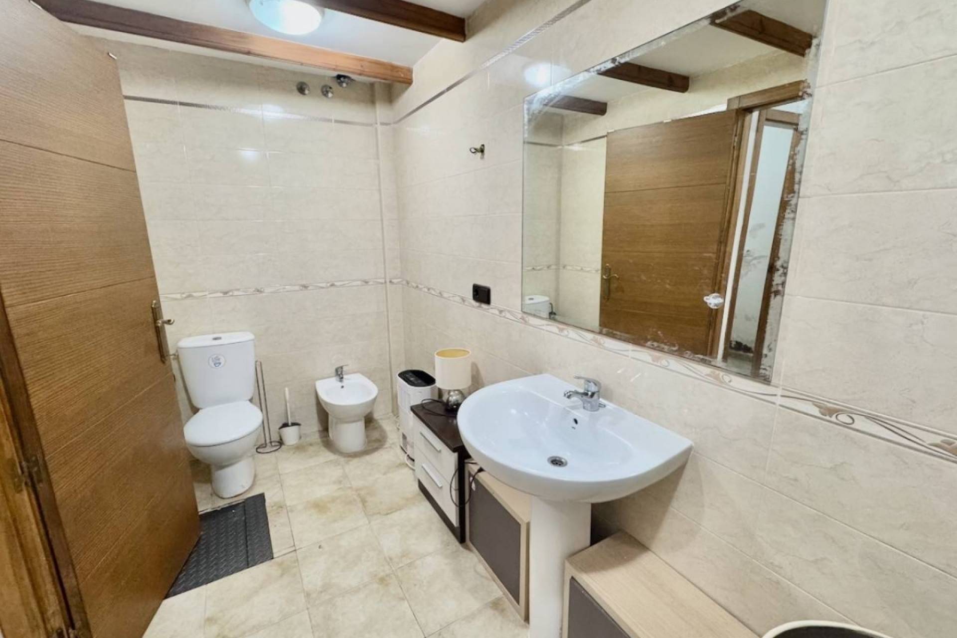 Bathroom with Jacuzzi bath on lower ground floor, El Edén villa