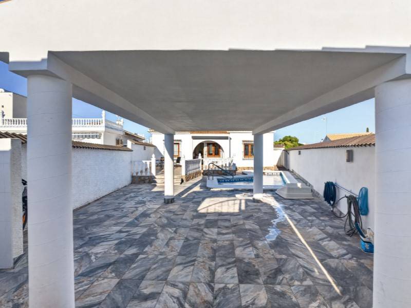 Street-facing exterior of villa in La Siesta, Torrevieja