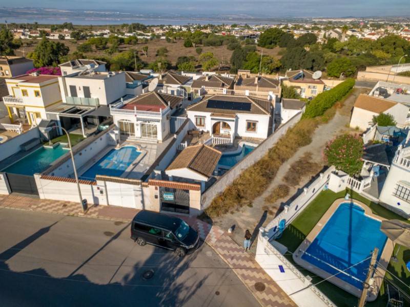 Plot boundary and garden at villa in La Siesta, Torrevieja