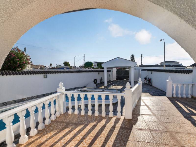 Renovated kitchen with open layout at villa in La Siesta, Torrevieja
