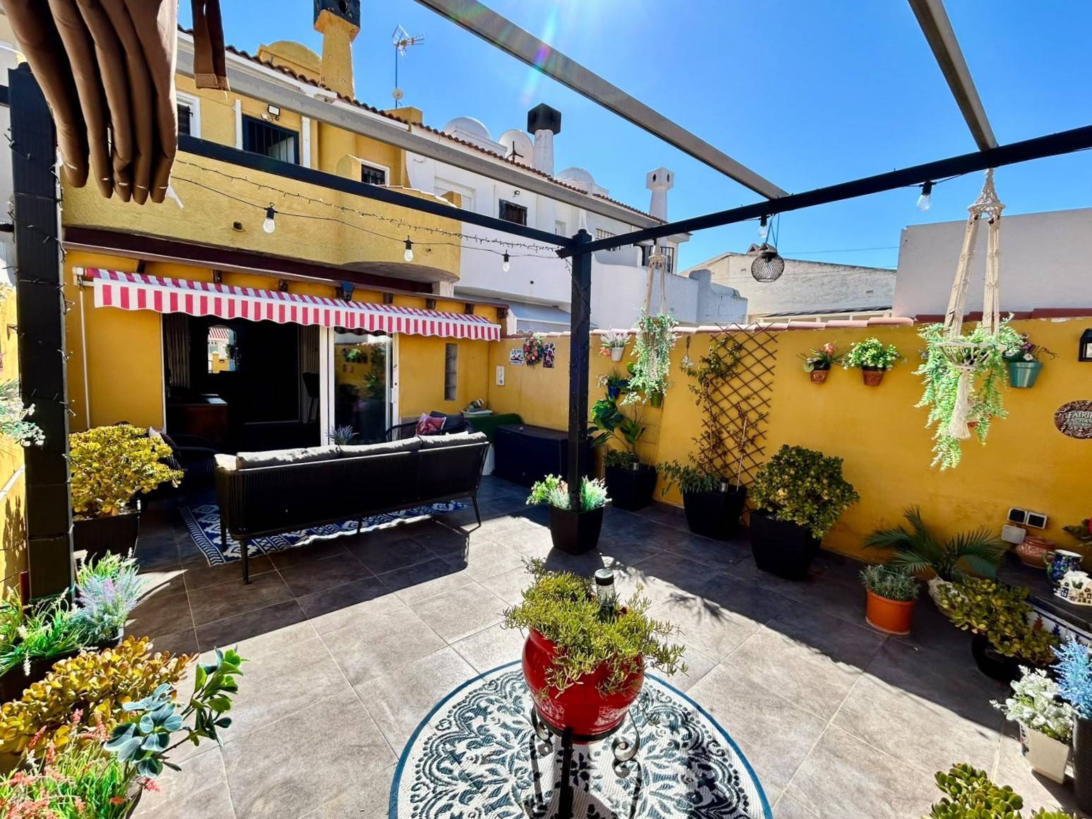 Front plot and pathway of villa in La Siesta, Torrevieja