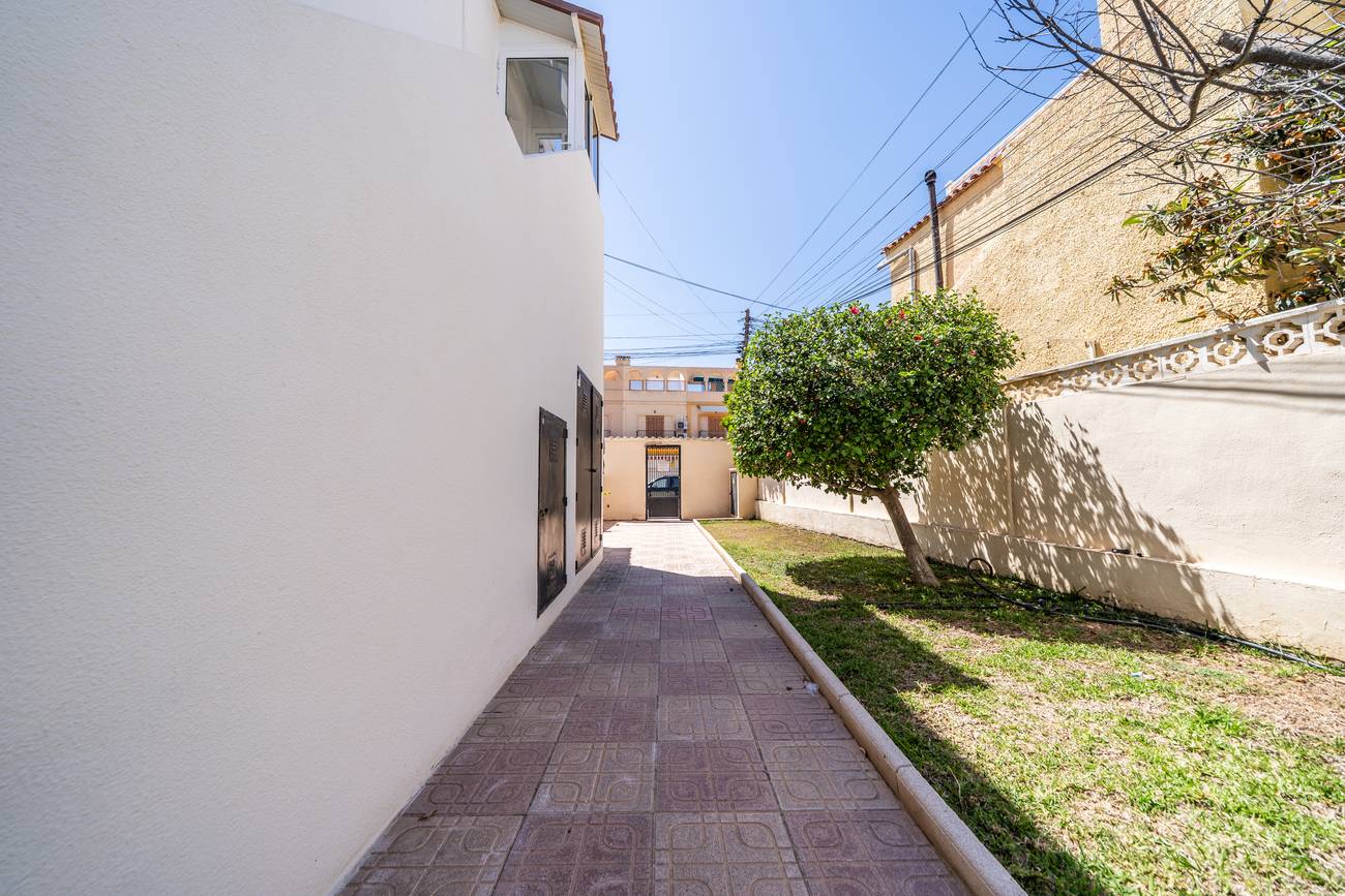 Communal area with planted greenery, La Siesta, Torrevieja