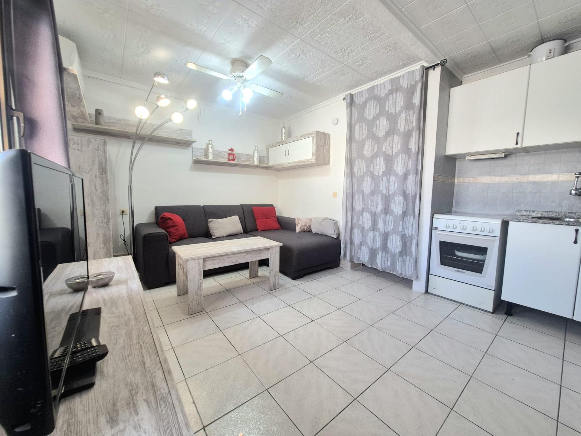 Terrace with perimeter wall, ground-floor bungalow in Torretas, Torrevieja