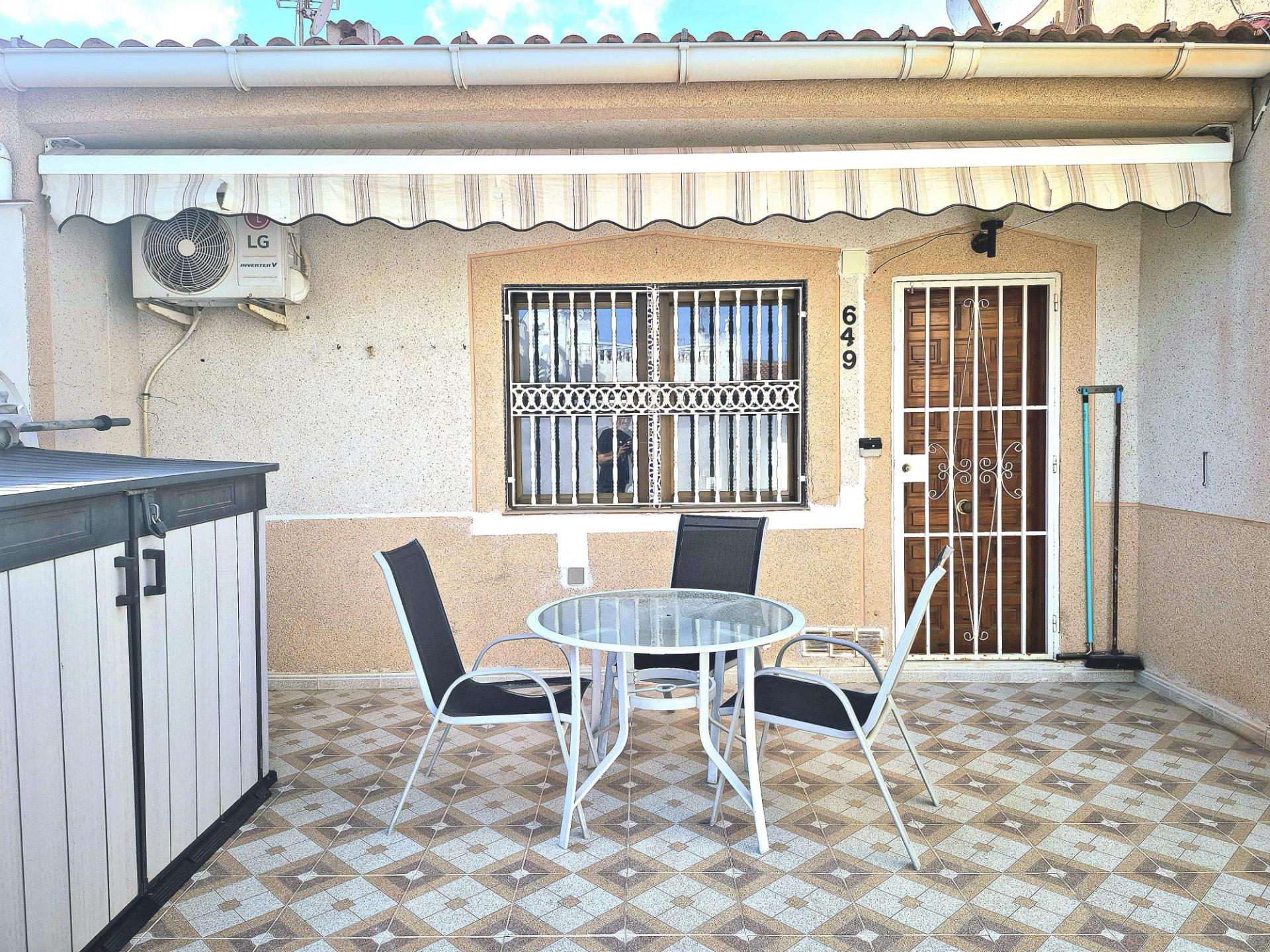 Outdoor space with room for sun loungers, bungalow in Torretas, Torrevieja