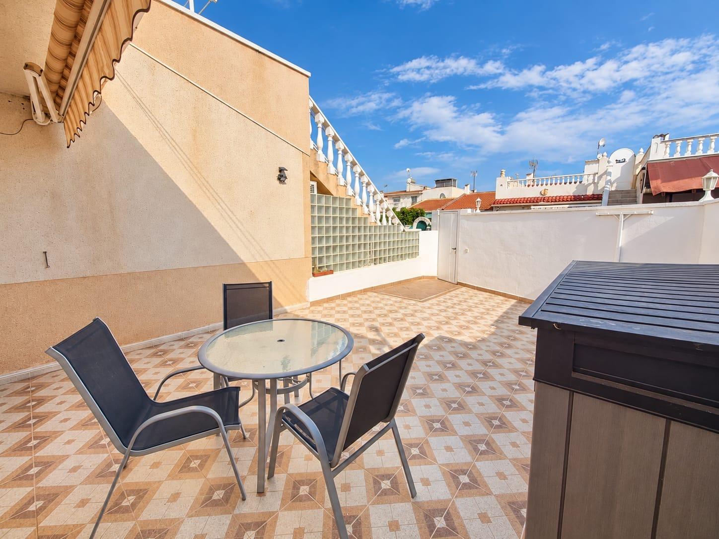 Private walled terrace of 2-bedroom bungalow in Torretas, Torrevieja