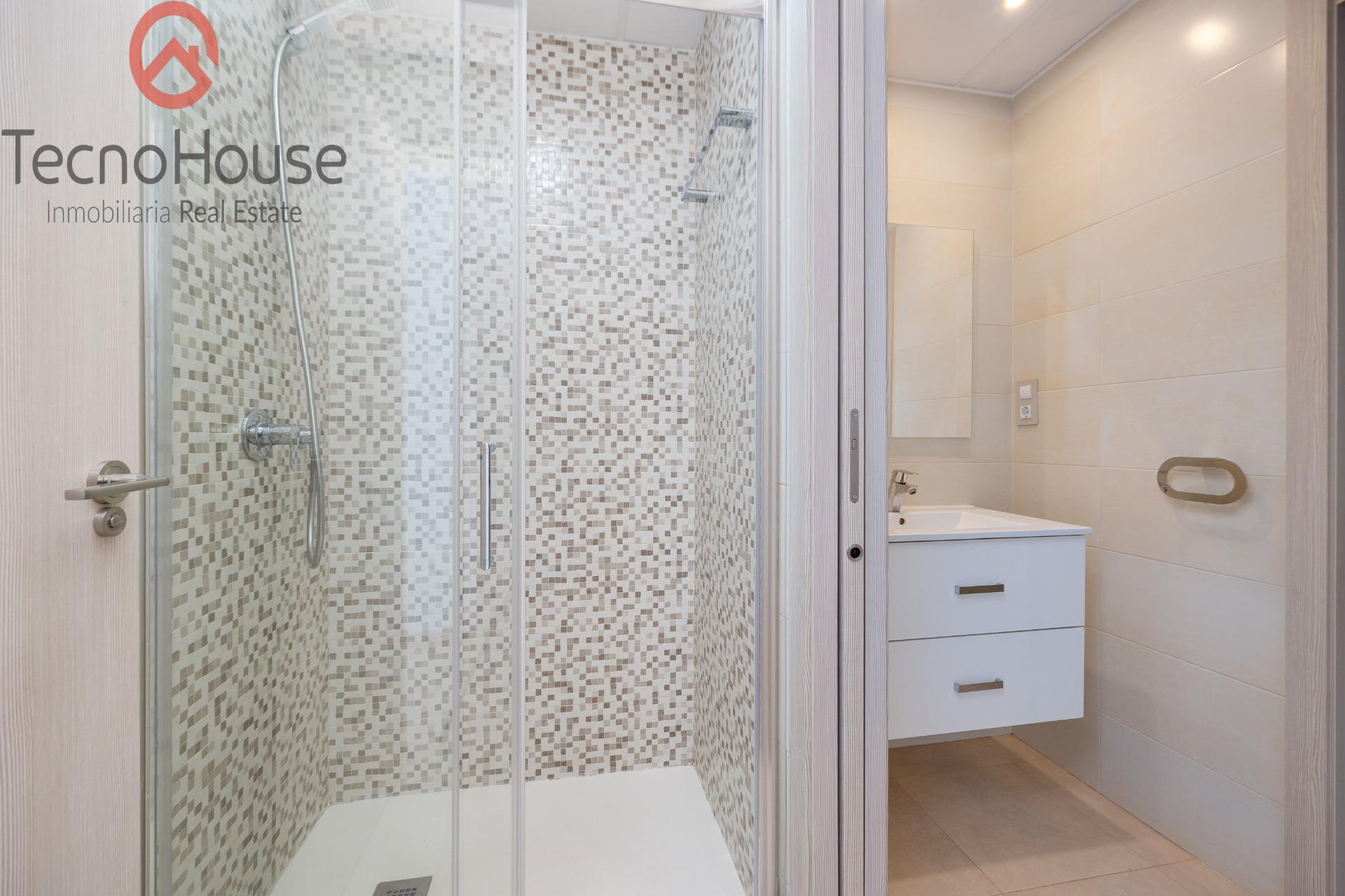 Kitchen appliances and fitted units in apartment, Lomas de Cabo Roig