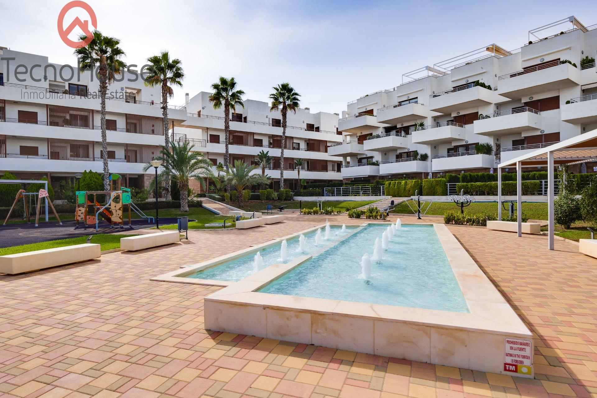 Living area with furnished dining table, Lomas de Cabo Roig apartment