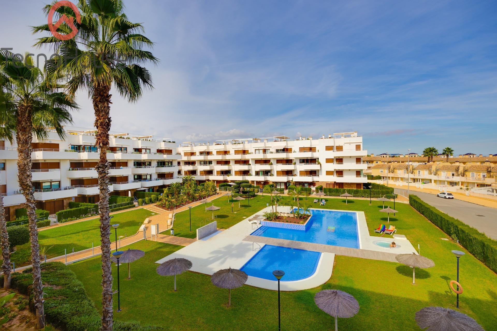 Communal garden with mature planting, Lomas de Cabo Roig complex