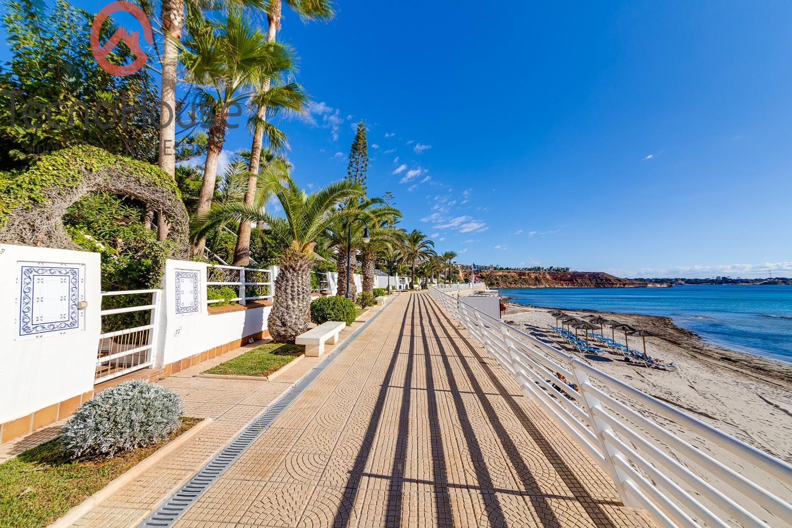 Residential street view near Residencial Terrazas de Campoamor