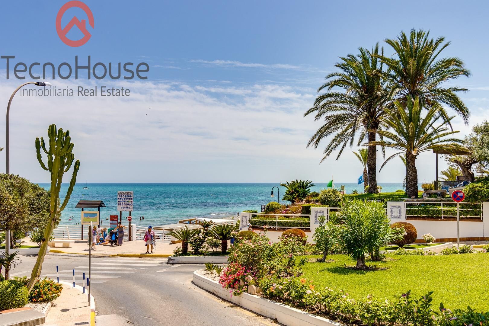 Communal sun terrace with seating, Residencial Terrazas de Campoamor