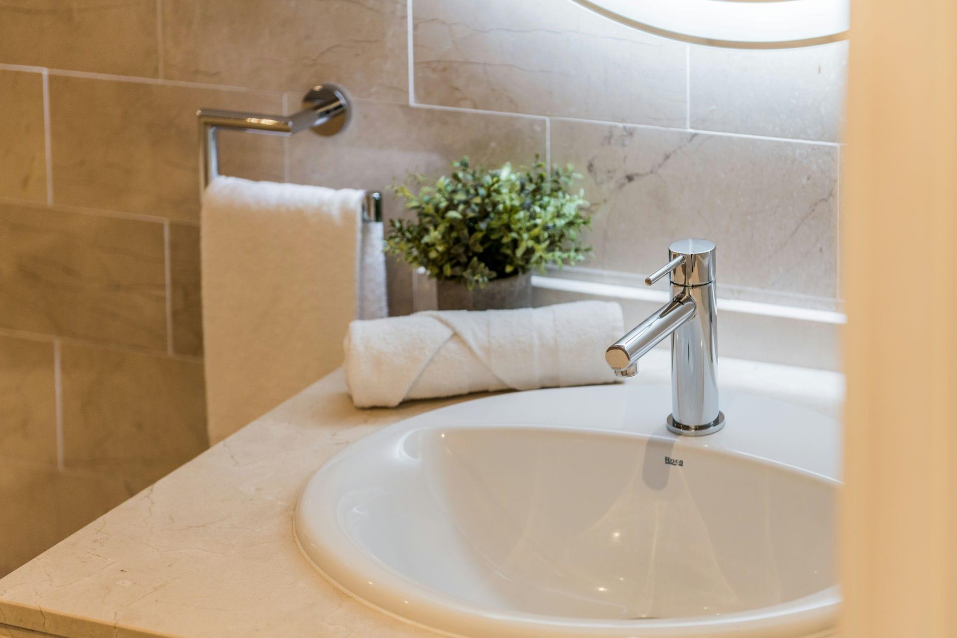 Bathroom vanity unit with mirror, new-build apartment, Cortés, Benahavis