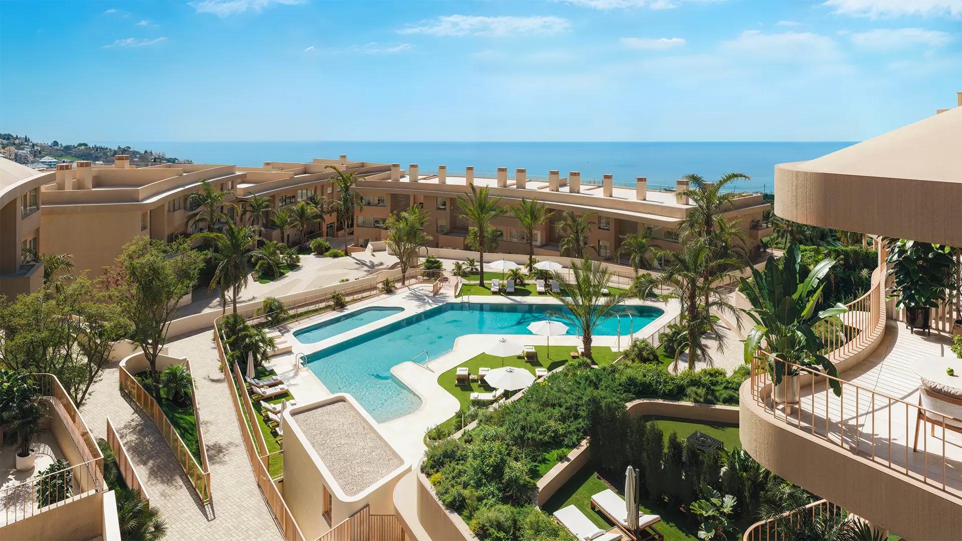 Open-plan living and dining area in 157 m2 first-floor apartment, El Higuerón, Fuengirola