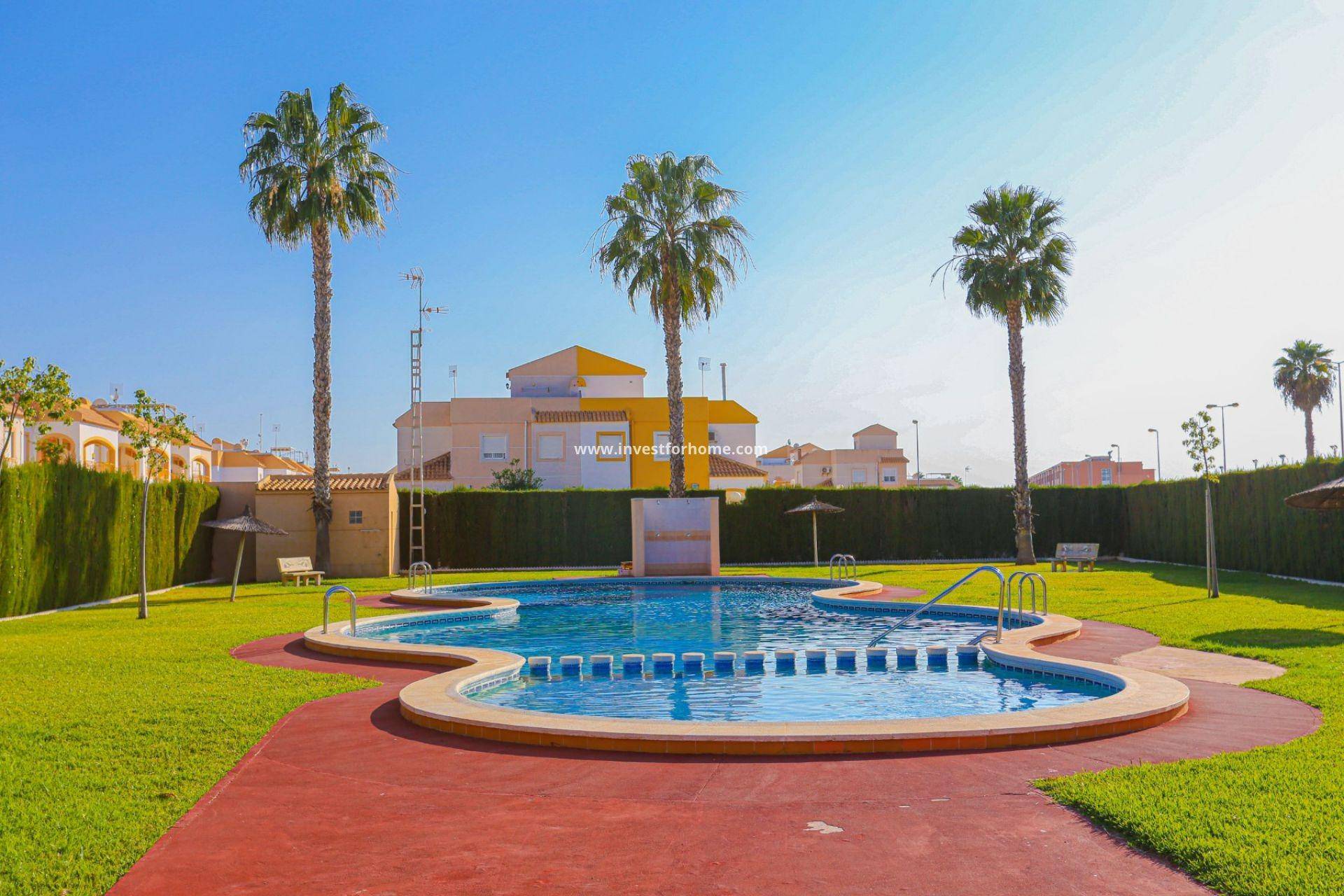 Second view of communal grounds in El Limonar, Torrevieja