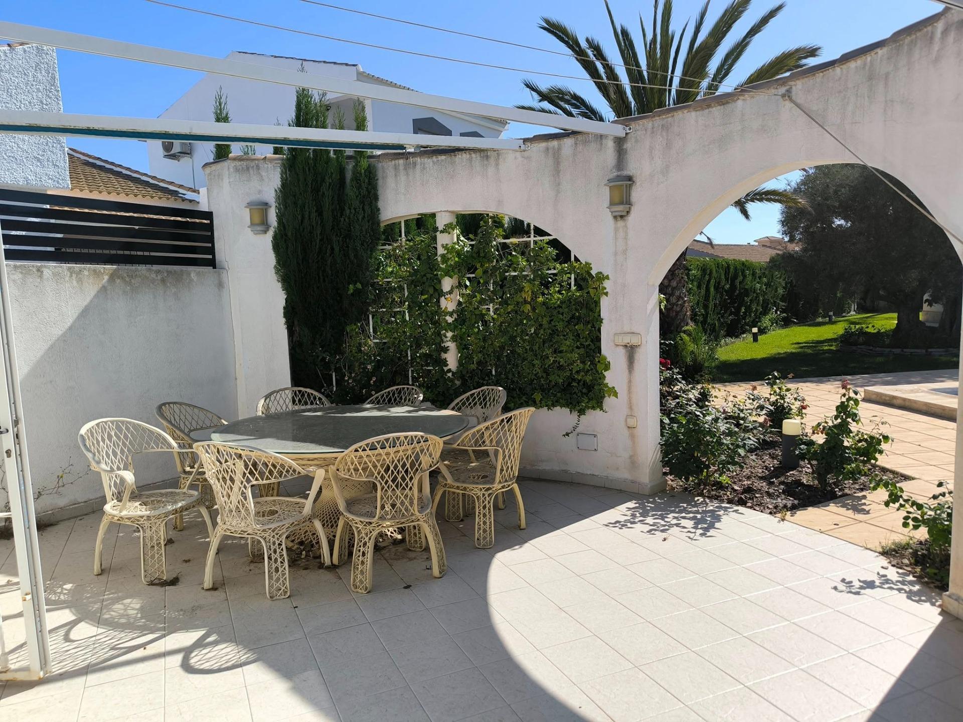 Street-facing exterior view of villa, La Siesta, Torrevieja
