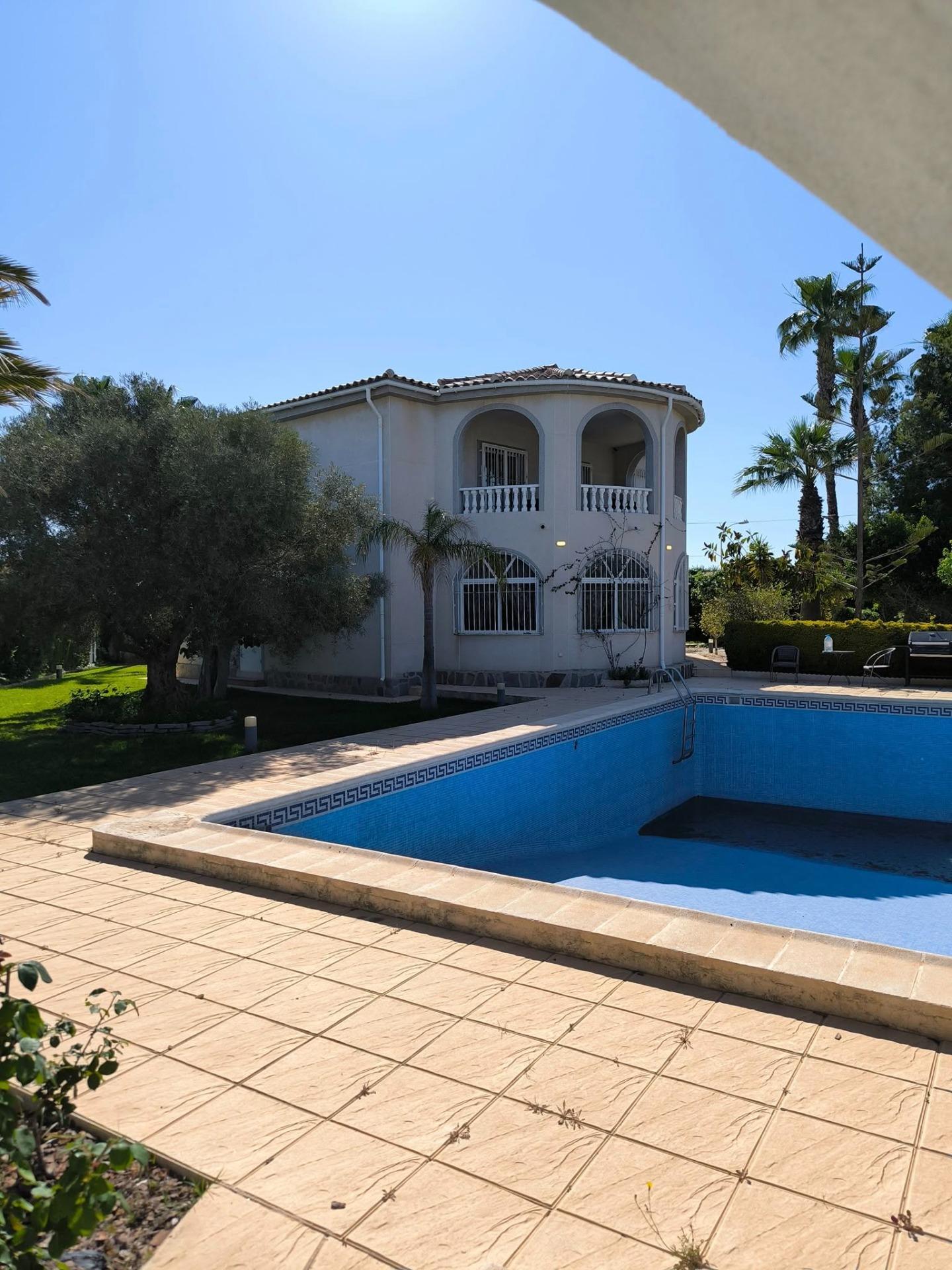Kitchen with fitted units in 5-bedroom villa, La Siesta, Torrevieja