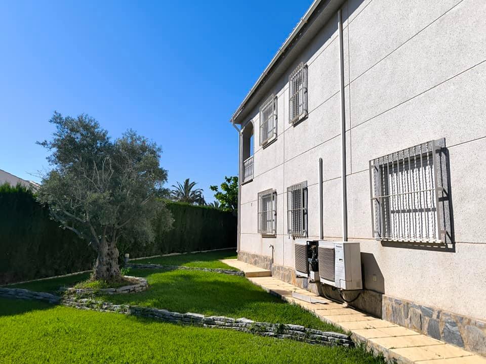 Double bedroom with built-in wardrobes in villa, La Siesta, Torrevieja