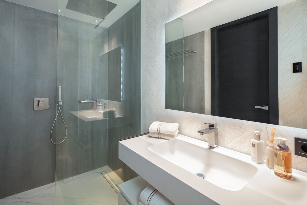 Bathroom with double vanity unit in 3-bedroom apartment, Puerto, Marbella