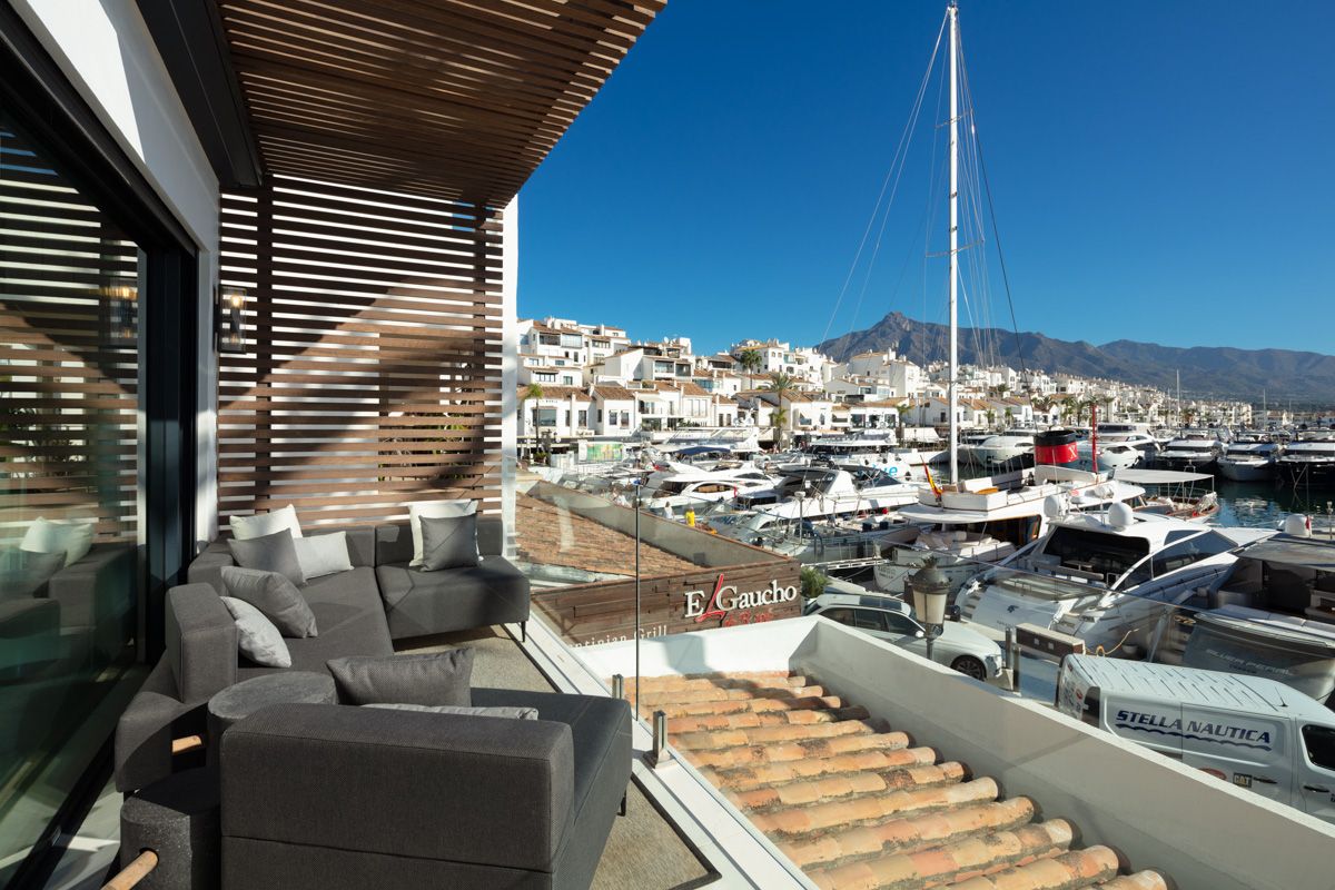 Open-plan living and dining area with floor-to-ceiling glazing in 3-bedroom apartment, Puerto, Marbella