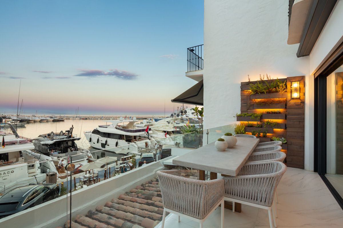 Overview of open-plan living space in 3-bedroom apartment, Puerto, Marbella