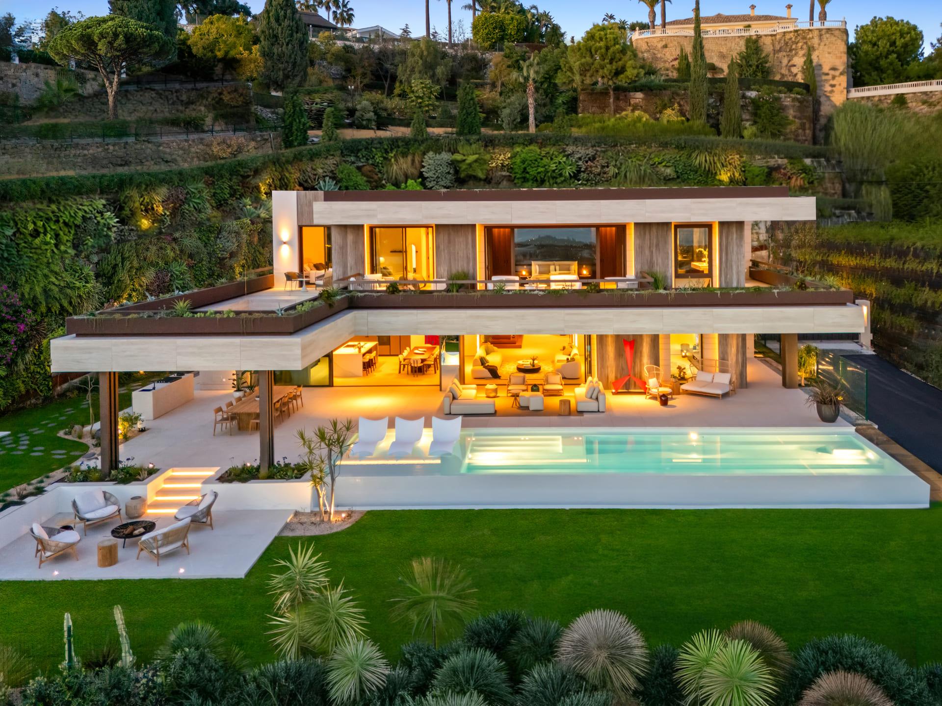Upper terrace with view towards La Quinta golf course, Benahavis