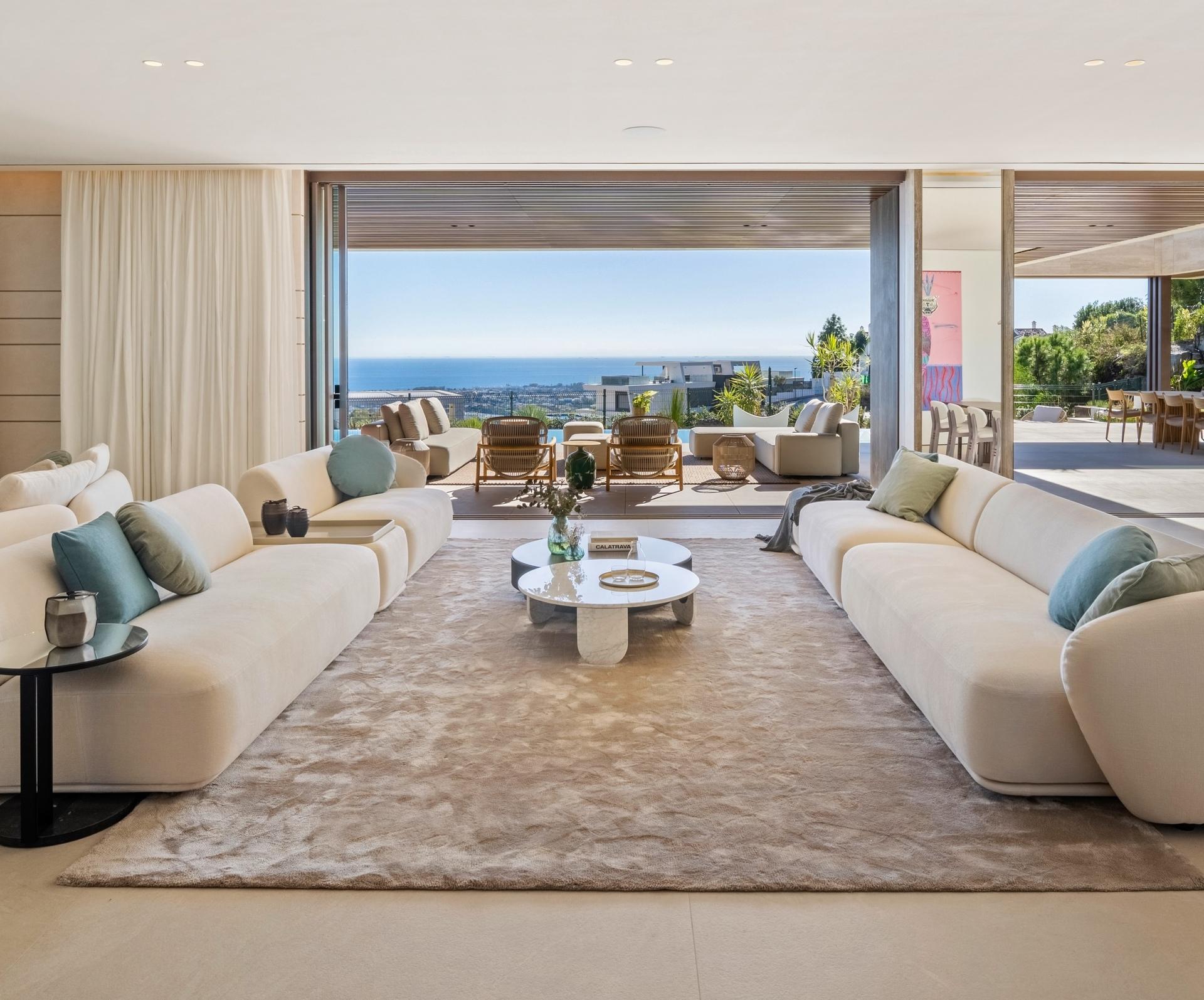 Kitchen with fitted units and central island, new-build villa, La Quinta, Benahavis