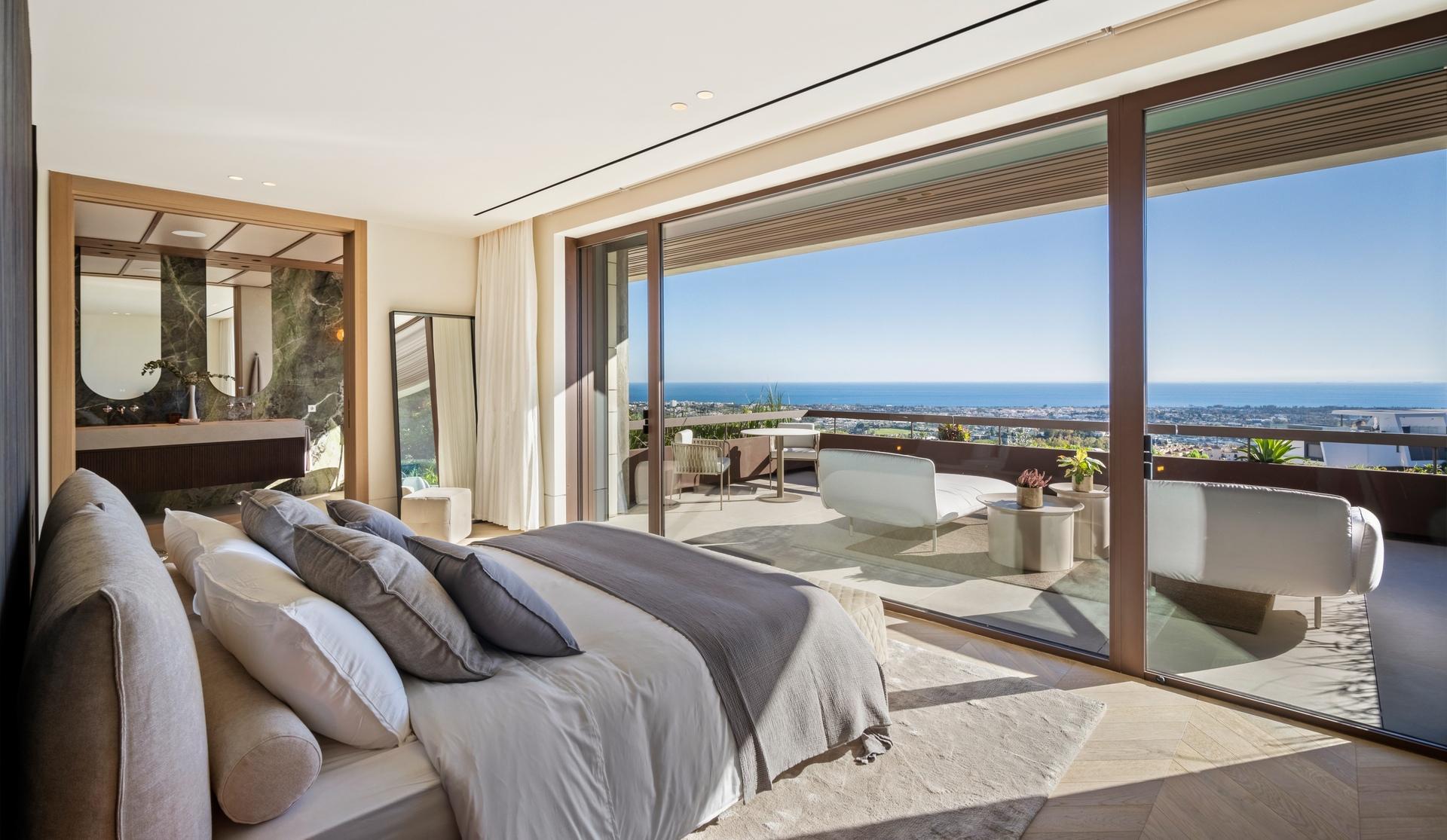 Bedroom with built-in wardrobe, 5-bedroom new-build villa, La Quinta, Benahavis