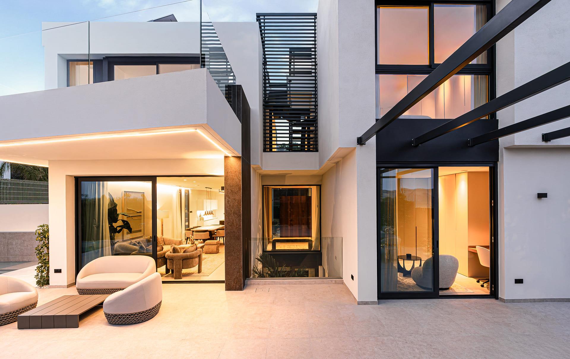 Open-plan living and dining area in 4-bedroom villa in San Rafael, La Nucía