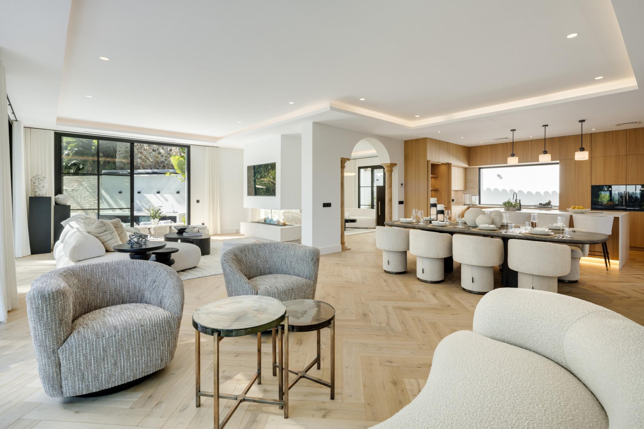 Dining area with glazed doors to garden in new-build villa, La Quinta, Benahavis