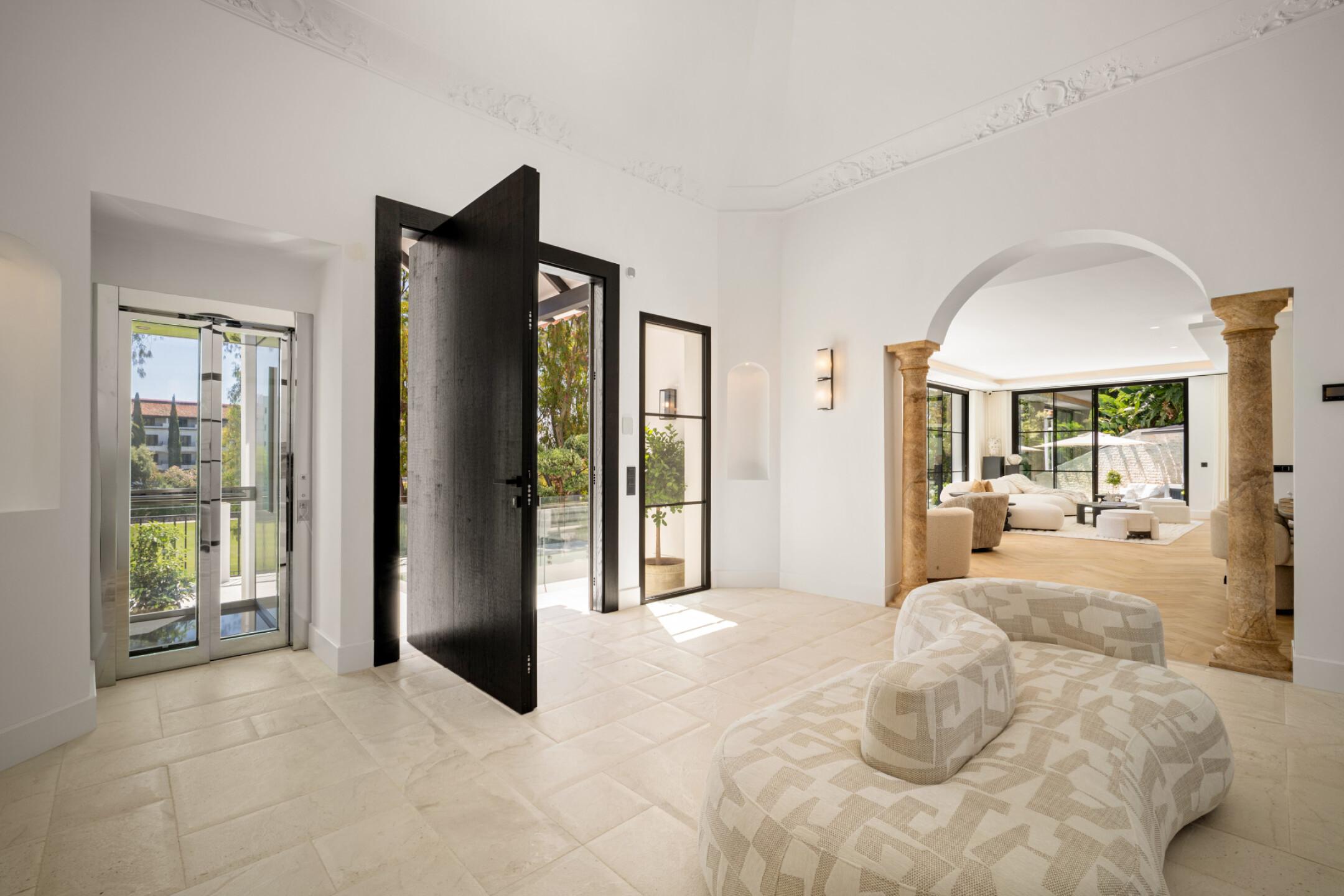 En-suite bathroom with walk-in shower in master bedroom, new-build villa, La Quinta