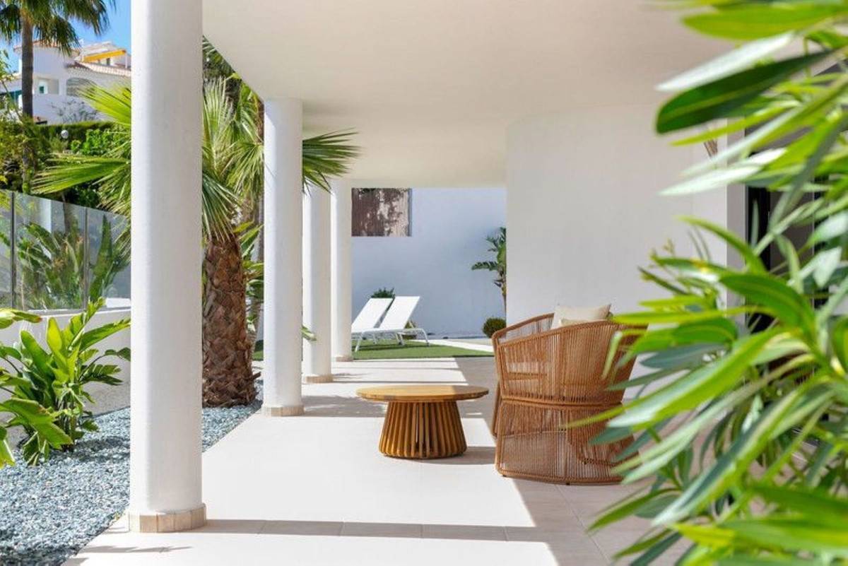 Street-level view of villa exterior, Riviera del Sol, Mijas