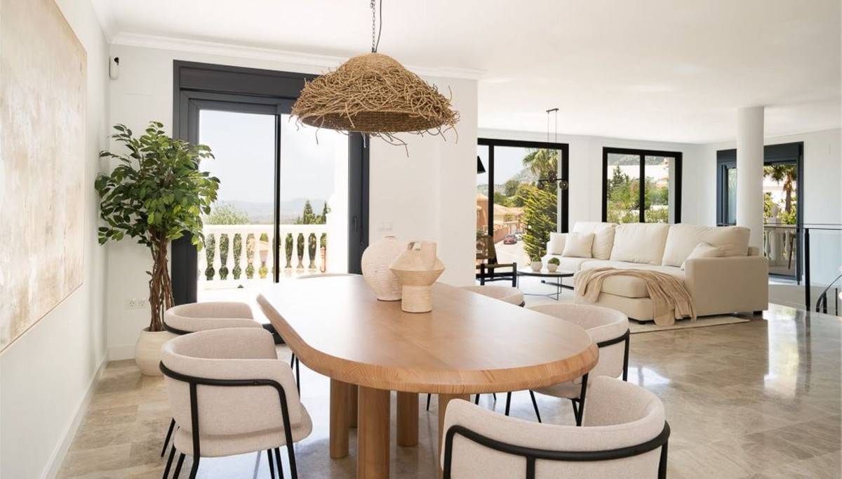 Open-plan living area with sea views in villa, Riviera del Sol, Mijas