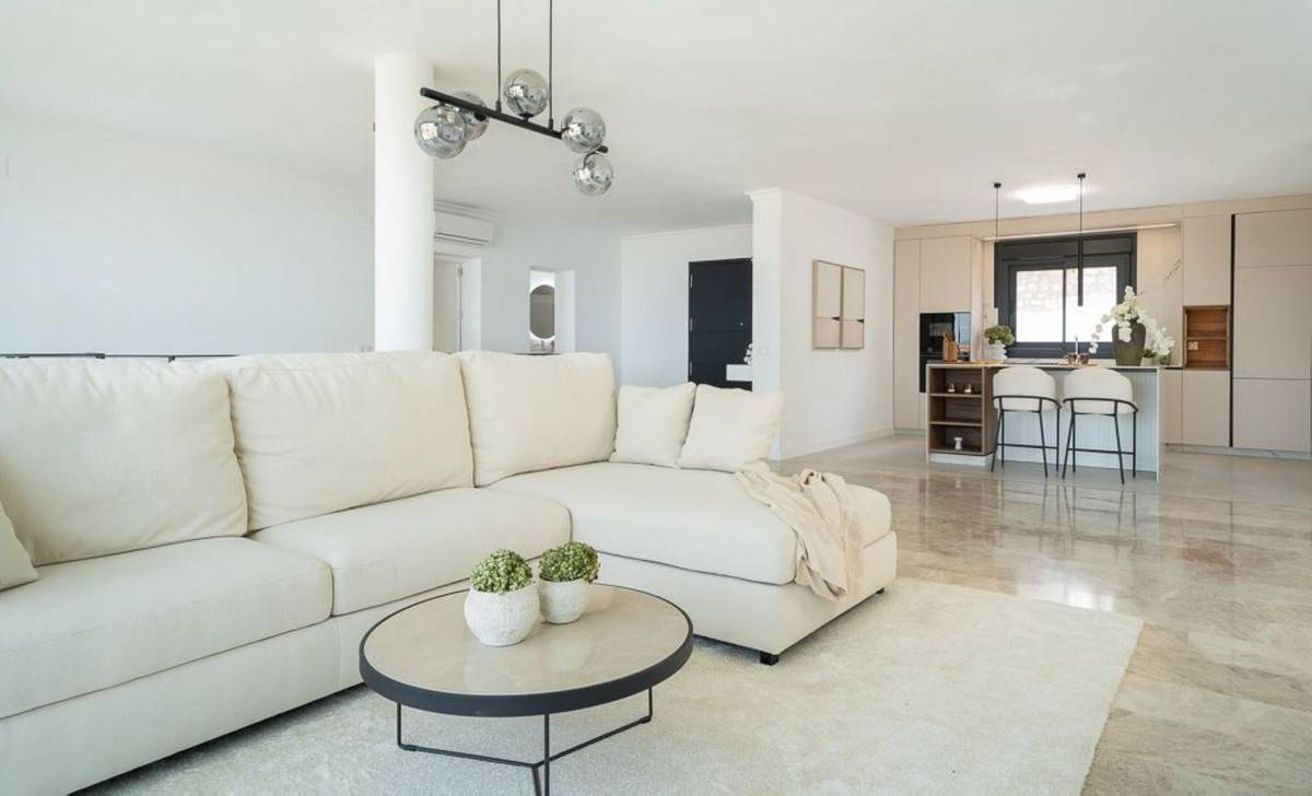 Double bedroom with built-in wardrobes in villa, Riviera del Sol, Mijas