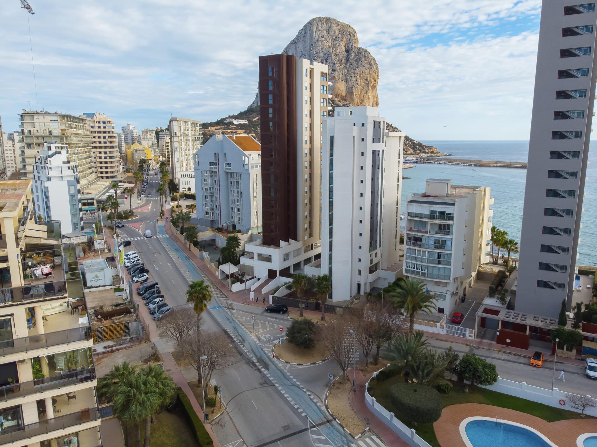 Kitchen with fitted units and worktops in new-build apartment, Ifach, Calpe