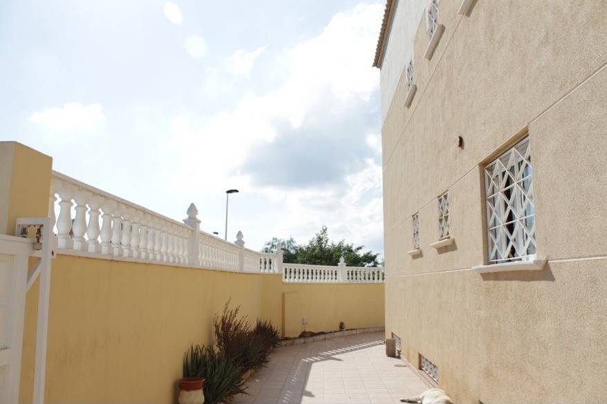 Wider neighbourhood street in La Siesta, Torrevieja